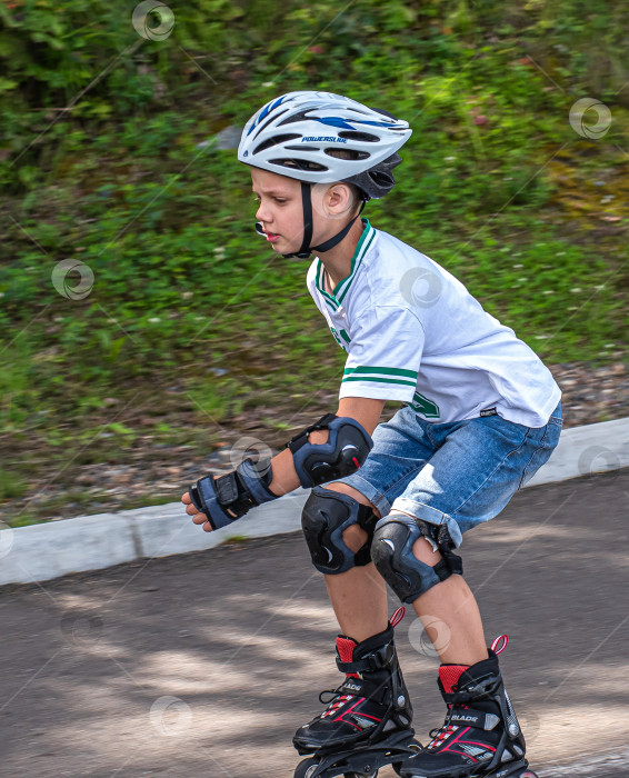 Скачать Россия,Сибирь 08 августа 2025 год.маленький мальчик катается на роликовых коньках фотосток Ozero