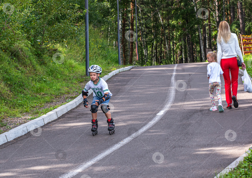 Скачать Россия,Сибирь 08 августа 2025 год.маленький мальчик катается на роликовых коньках фотосток Ozero