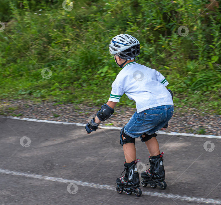 Скачать Маленький мальчик катается на роликовых коньках фотосток Ozero