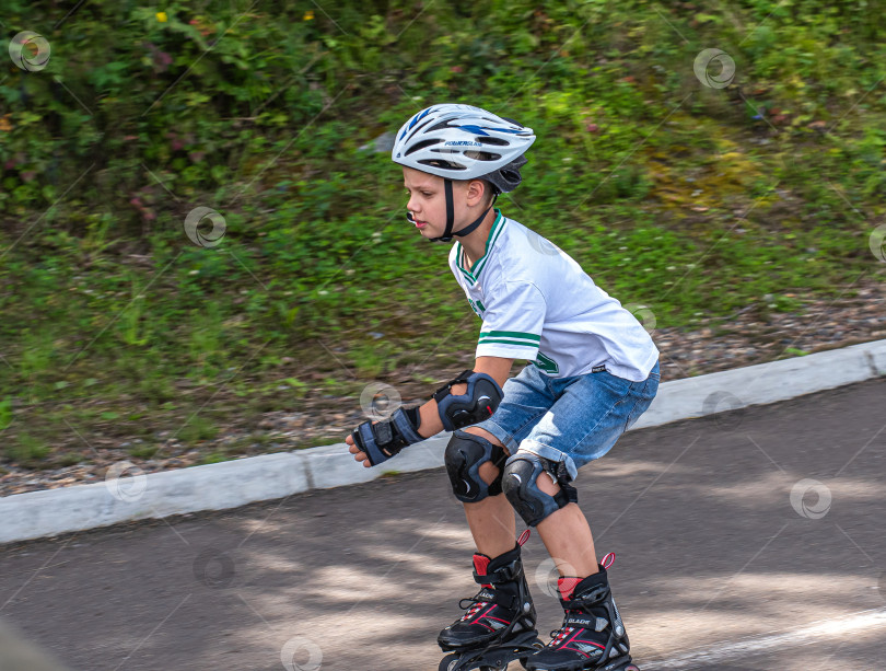 Скачать Россия,Сибирь 08 августа 2025 год.маленький мальчик катается на роликовых коньках фотосток Ozero