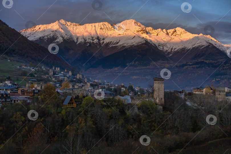 Скачать Грузинские башни Сванетии на восходе солнца. фотосток Ozero
