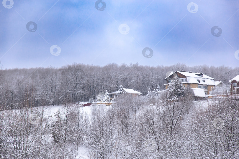 Скачать Зимняя заснеженная деревня. Морозный зимний день. Минималистичный пейзаж. фотосток Ozero
