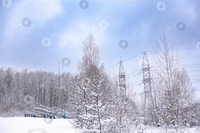 Скачать Зимой в степи стоят линии электропередачи фотосток Ozero