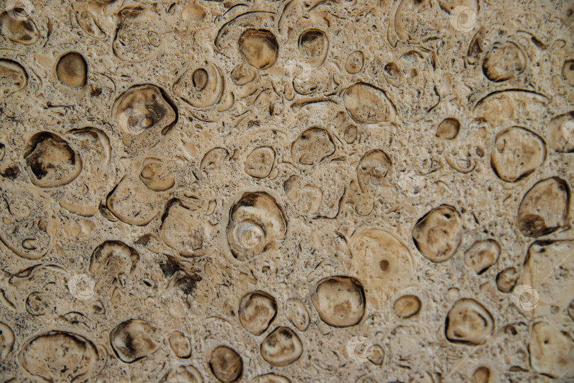 Скачать Светло-коричнево-бежевая текстура камня. Фон с текстурой камня, который можно скопировать для дизайна. фотосток Ozero