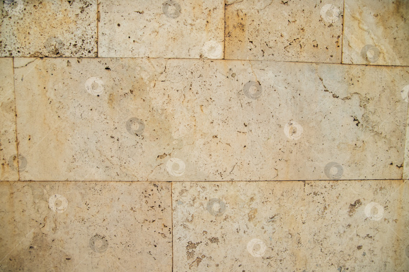Скачать Фактурная стена из гладких прямоугольных каменных блоков светло-бежевых оттенков. фотосток Ozero