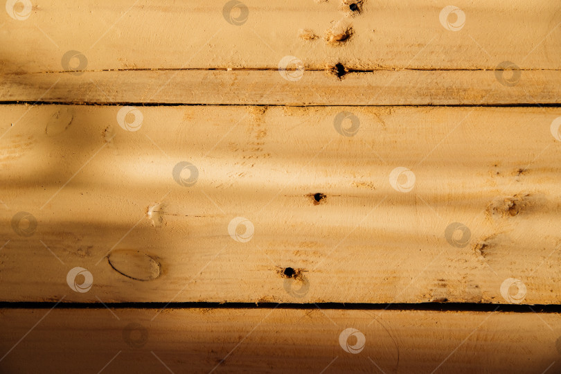 Скачать Деревянный фон с текстурой, солнечным светом и тенями. Рисунок поверхности деревянного стола из деревянных досок, абстрактная текстура. фотосток Ozero