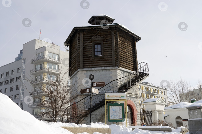 Скачать Водонапорная башня на Плотинке зимой. Екатеринбург, Россия. 24 февраля 2023 фотосток Ozero