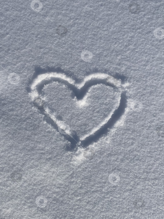 Скачать Нарисованное сердце на снегу фотосток Ozero