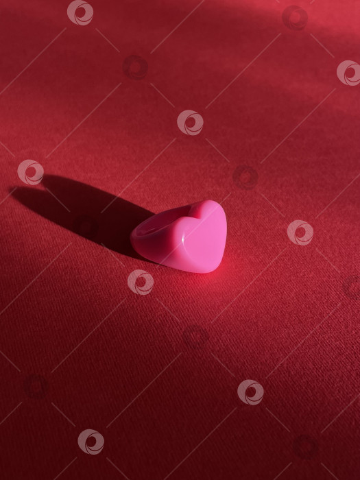 Скачать Кольцо "сердце" на красном фоне фотосток Ozero