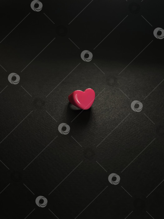 Скачать Розовое кольцо "сердце" на чёрном фоне фотосток Ozero