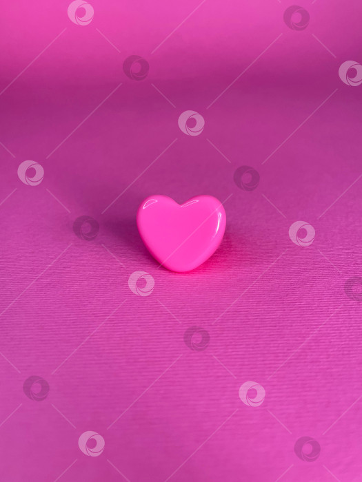 Скачать Розовое сердце на розовом фоне фотосток Ozero