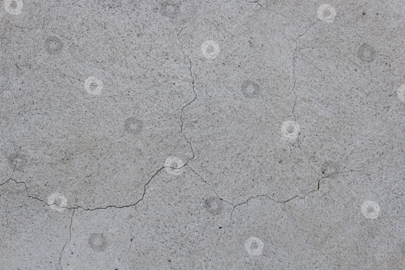 Скачать Потрескавшаяся бетонная стена с неровной поверхностью и естественными изъянами фотосток Ozero