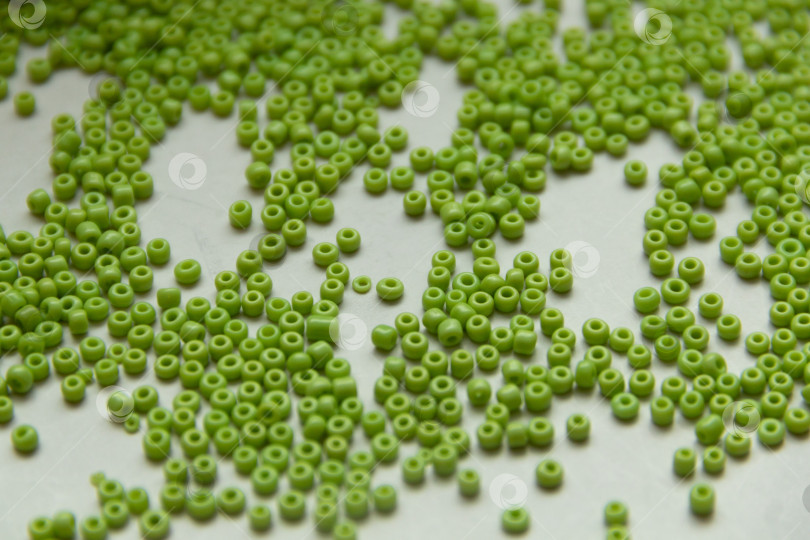 Скачать Фон из зеленых бусин крупным планом фотосток Ozero
