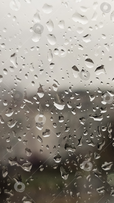 Скачать Дождливая погода, капли на стекле фотосток Ozero