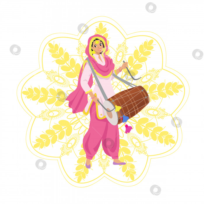 Скачать Счастливая молодая сикхка в пенджабском розовом костюме-шароварах, шали дупатта, играет на барабане дхол на индийском фестивале урожая Лохри, вечеринка. Золотая мандала фотосток Ozero