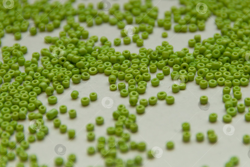 Скачать Фон из зеленых бусин крупным планом фотосток Ozero