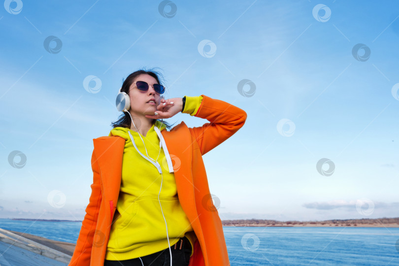 Скачать Пляжная набережная девушки-хипстера фотосток Ozero