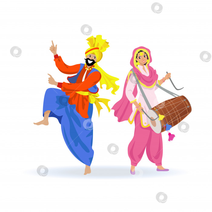 Скачать Счастливая пара сикхов, бородатый мужчина в тюрбане танцует танец бхангра, молодая женщина в розовом костюме панджаби играет на барабане дхол фотосток Ozero