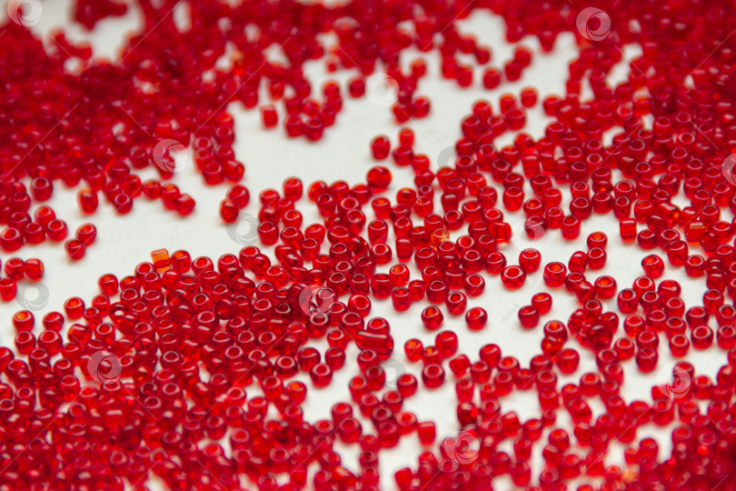 Скачать Красные бусины на белом фоне фотосток Ozero