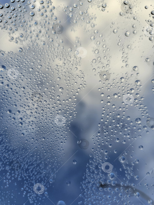 Скачать Дождливая погода, капли на стекле фотосток Ozero