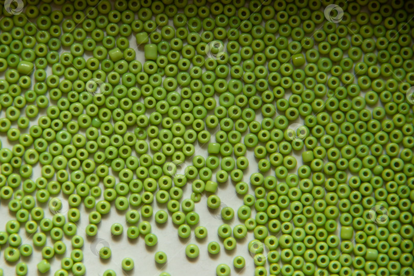 Скачать Фон из зеленых бусин крупным планом фотосток Ozero