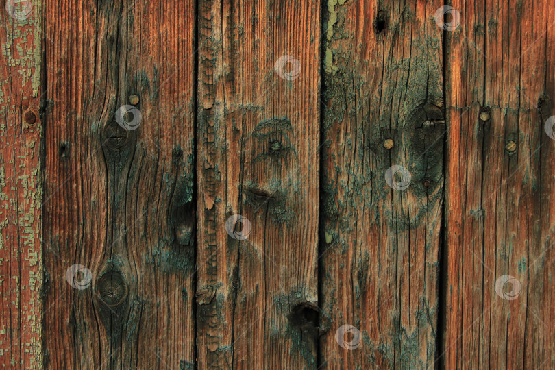 Скачать Темная старая деревянная поверхность, выполненная из отдельных деревянных досок с остатками краски. Может использоваться в качестве фона с естественной текстурой фотосток Ozero