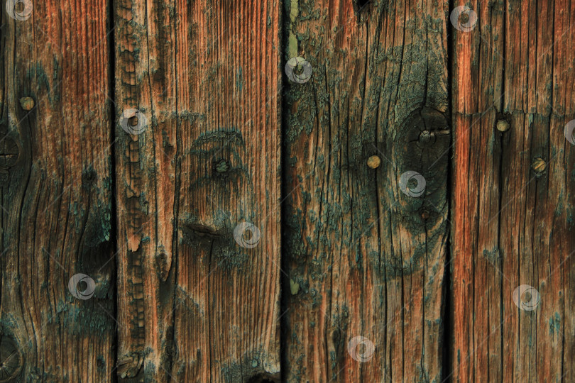 Скачать Темная старая деревянная поверхность, выполненная из отдельных деревянных досок с остатками краски. Может использоваться в качестве фона с естественной текстурой фотосток Ozero
