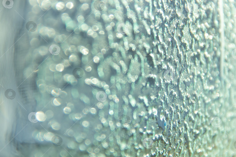 Скачать Застывший на стекле лед создает атмосферу Нового года или Рождества фотосток Ozero