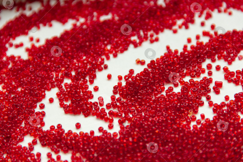 Скачать Красные бусины на белом фоне фотосток Ozero