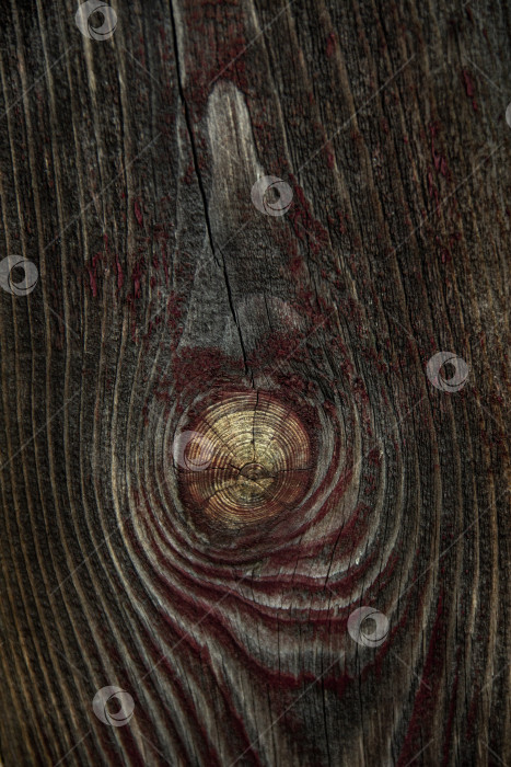 Скачать Старая доска с узлом и остатками красной краски фотосток Ozero