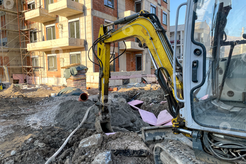 Скачать Бар, Черногория, 10 января 2026 года, трактор-погрузчик на строительной площадке здания фотосток Ozero