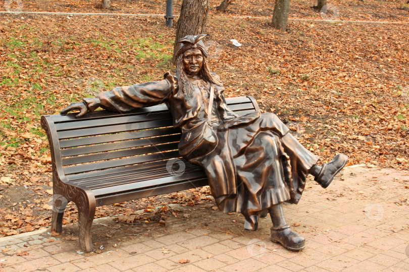 Скачать Скульптура Бабы Яги на лавочке в парке фотосток Ozero