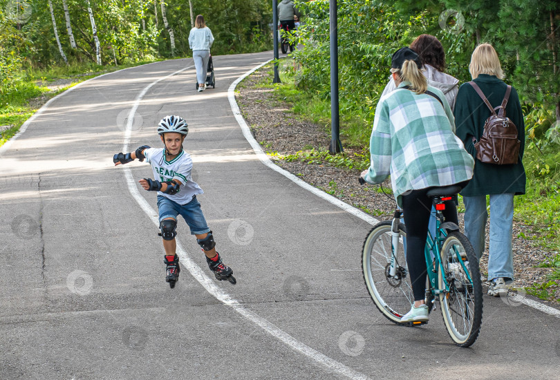 Скачать Россия,Сибирь 08 августа 2025 год.маленький мальчик катается на роликовых коньках фотосток Ozero