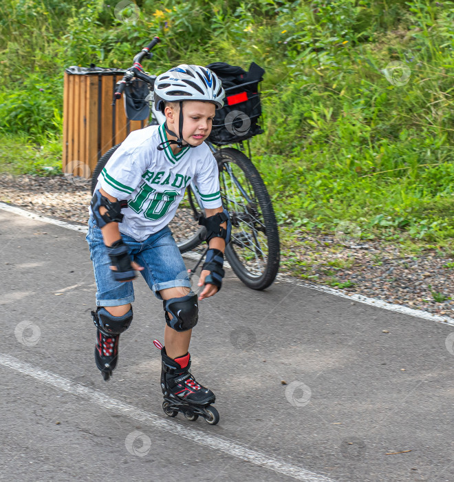 Скачать Россия,Сибирь 08 августа 2025 год.маленький мальчик катается на роликовых коньках фотосток Ozero