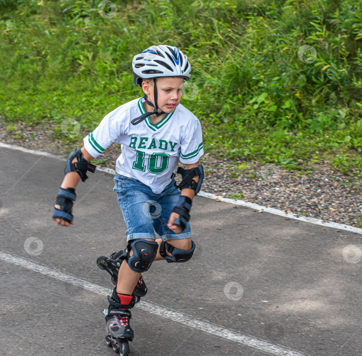 Скачать Россия,Сибирь 08 августа 2025 год.маленький мальчик катается на роликовых коньках фотосток Ozero