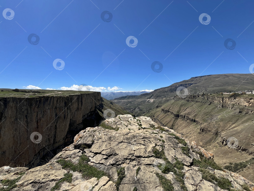 Скачать Скала над каньоном фотосток Ozero