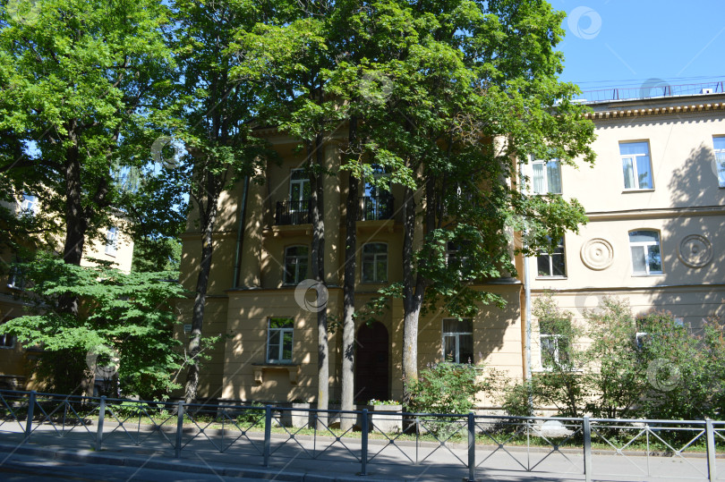 Скачать Каменный дом в городе фотосток Ozero