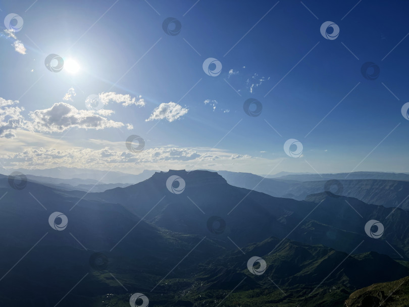 Скачать Силуэт горы в дымке фотосток Ozero