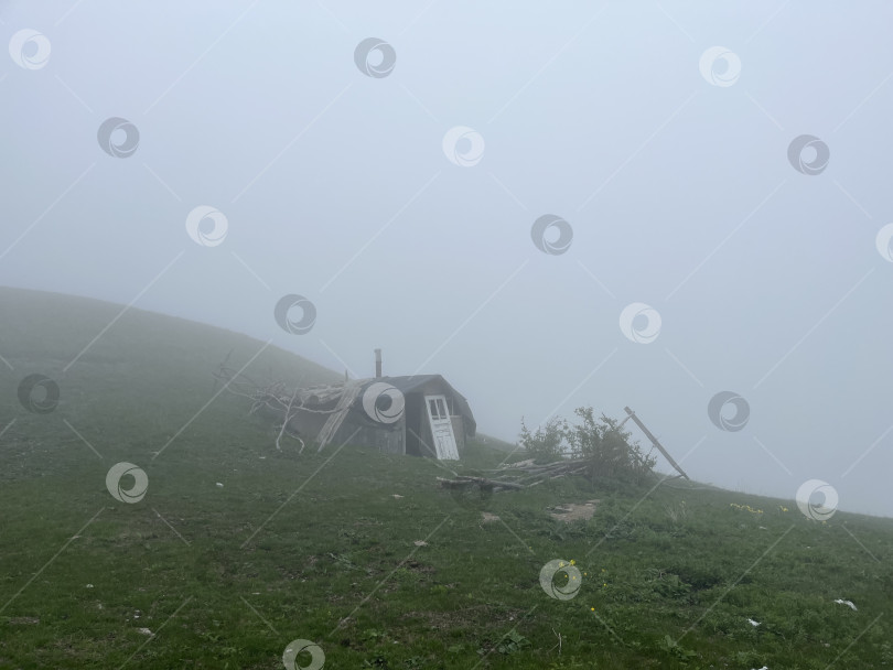 Скачать Хижина в тумане на холме фотосток Ozero