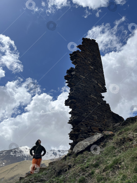 Скачать Путешественник у древней стены фотосток Ozero