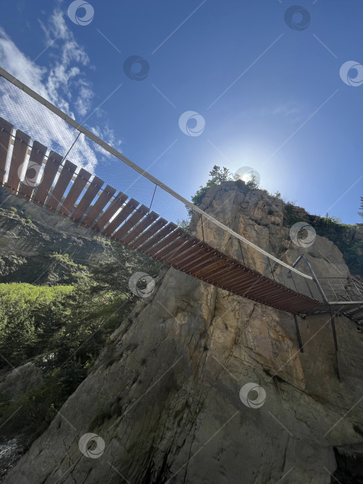 Скачать Подвесной мостик в горах фотосток Ozero