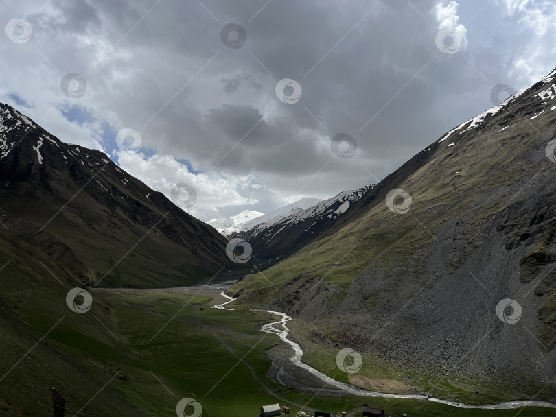 Скачать Горная долина реки Ойсор фотосток Ozero