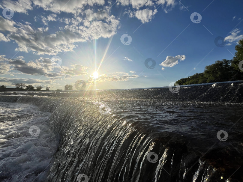 Скачать Водопад в лучах солнца фотосток Ozero