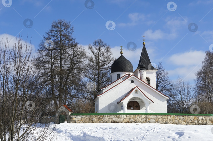 Скачать Зимний пейзаж с Троицкой церковью в селе Бёхово в солнечный день. фотосток Ozero