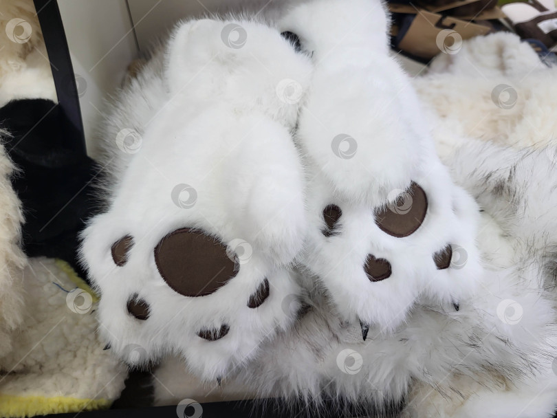 Скачать Россия Ярославль 10.01.2026 На полке магазина появились забавные белые меховые перчатки в форме кошачьих лап фотосток Ozero