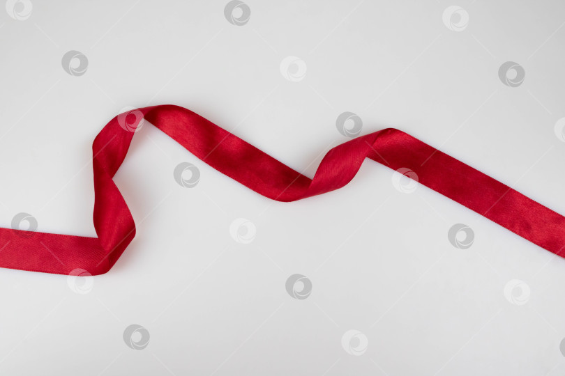 Скачать Красная атласная узкая лента для упаковки подарков фотосток Ozero