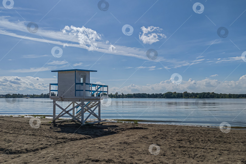 Скачать Россия,город Железногорск Красноярский Край, 08 июля 2025 год. Пляж с вышкой спасателя. Вокруг зелёная трава и деревья. Небо голубое с облаками. фотосток Ozero