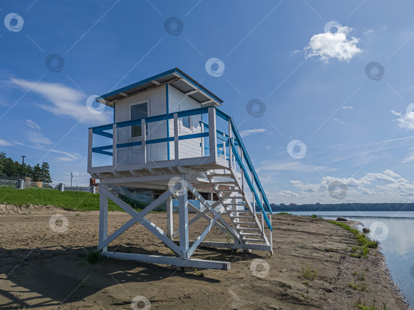 Скачать Россия,город Железногорск Красноярский Край, 08 июля 2025 год.  Пляж с вышкой спасателя. Вокруг зелёная трава и деревья. Небо голубое с облаками. фотосток Ozero