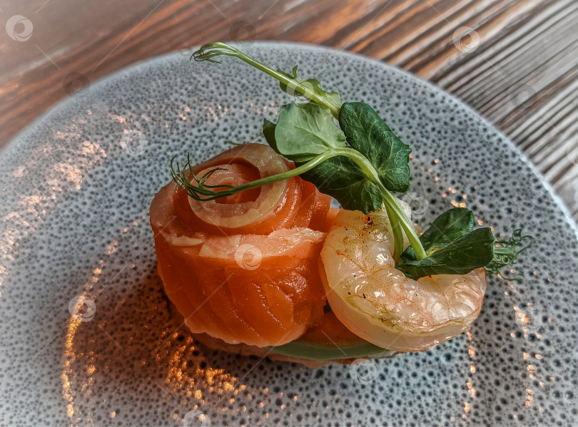 Скачать Брускетта, закуска из ломтиков слабосолёного лосося и креветок. Украшена зеленью и луком. фотосток Ozero