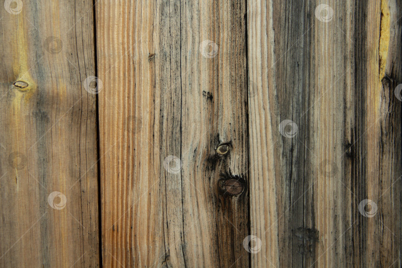 Скачать Темная старая деревянная поверхность, выполненная из отдельных деревянных досок с остатками краски. Может использоваться в качестве фона с естественной текстурой фотосток Ozero
